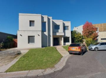 Casa · 190m² · 5 Ambientes · 2 Cocheras · Casa en Barrio Cerrado La Damasia Lote Interno