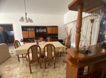 Casa · 1312m² · 8 Ambientes · Casa Multifamiliar con Deposito Venta Caseros
