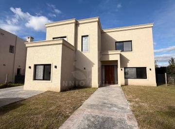 Casa · 180m² · 5 Ambientes · 2 Cocheras · Casa en El Canton - Norte