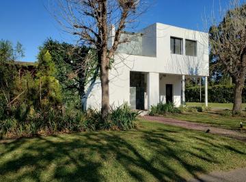 Casa · 106m² · 3 Ambientes · 2 Cocheras · Casa en Venta en Barrio La Cuesta.