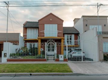 Casa · 234m² · 5 Ambientes · 3 Cocheras · Casa de 5 Ambientes con Pileta a La Venta en Lujan Centro