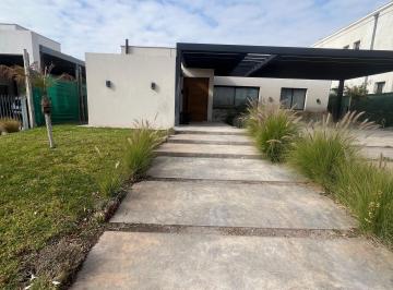Casa de 8 ambientes, Carrodilla · Alquilamos / Vendemos Hermosa Casa en Lar de Boedo