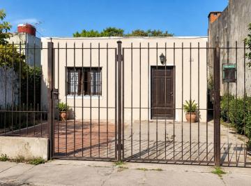 Casa · 55m² · 3 Ambientes · 1 Cochera · Venta Casa Sobre Amplio Terreno con Gran Potencial