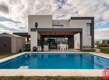 Casa · 159m² · 4 Ambientes · 6 Cocheras · Casa en Venta - B° Loreto, San Sebastián - Lote Escriturado y Piscina