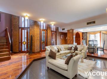 Casa · 378m² · 9 Ambientes · 2 Cocheras · Casa en Venta - 4 Dorm. 4 Baños - Cochera - 751 m² - La Plata