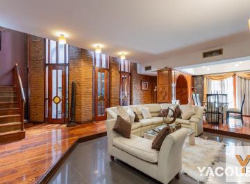 Casa · 378m² · 9 Ambientes · 2 Cocheras · Casa en Venta - 4 Dorm. 4 Baños - Cochera - 751 m² - La Plata