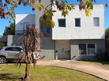 Casa · 240m² · 5 Ambientes · 6 Cocheras · Casa a La Venta en Barrio San Marco - Complejo Villa Nueva