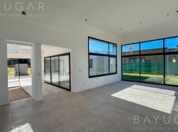Casa · 265m² · 6 Ambientes · 2 Cocheras · Venta - Casa en Barrio La Esperanza Club de Campo - Pilar