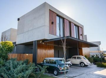Casa · 317m² · 5 Ambientes · 4 Cocheras · Casa en Alquiler 4 Dorm. Amoblada Al Agua en Tipas, Nordelta, Tigre