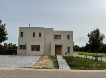 Casa · 266m² · 8 Ambientes · Casa en Venta en Los Cardos, Pilar - 8 Ambientes