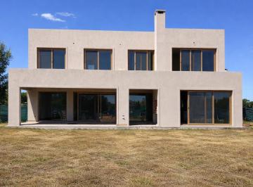 Casa · 266m² · 8 Ambientes · Casa en Venta en Los Cardos, Pilar - 8 Ambientes