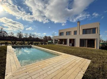 Casa · 266m² · 8 Ambientes · Casa en Venta en Los Cardos, Pilar - 8 Ambientes