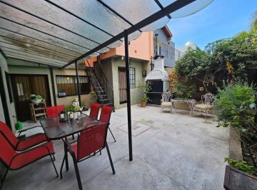 Casa · 203m² · 8 Ambientes · 1 Cochera · Muy Linda Casa en Excelente Zona de Martinez