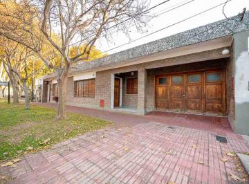 Casa · 350m² · 6 Ambientes · 2 Cocheras · Venta Casa 3 Dorm. + Local Comercial