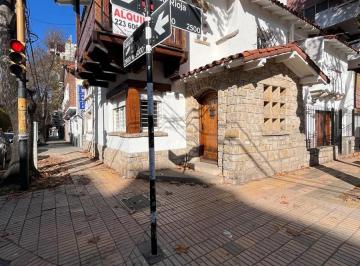 Ingreso por esquina Falucho y La Rioja · Casa en Plaza Mitre