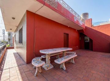 patio mesa.jpeg · PH en Esquina con Excelente Ubicación Sobre Av San Martín – Amplio y con Gran Potencial