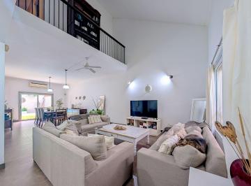 Casa · 178m² · 4 Ambientes · 1 Cochera · Casa en Venta 3 Dorm. Apta Credito