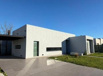 Casa · 125m² · 4 Ambientes · 3 Cocheras · Casa de 4 Ambientes en Santa Ines con Piscina y Parque Libre. Oportunidad
