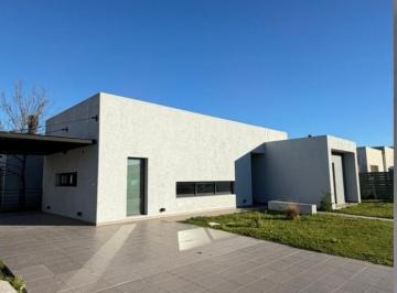 Casa · 125m² · 4 Ambientes · 3 Cocheras · Casa de 4 Ambientes en Santa Ines con Piscina y Parque Libre. Oportunidad
