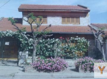 Casa · 180m² · 4 Ambientes · 2 Cocheras · Casa en Venta - 3 Dorm. 2 Baños - 180 m² - Necochea