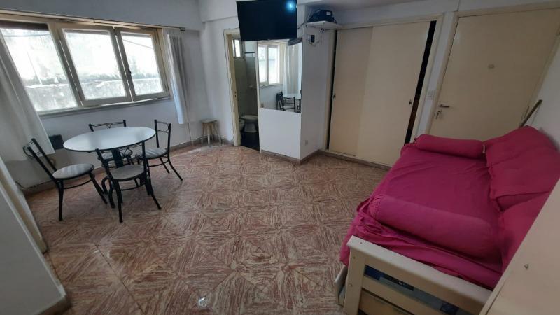 1 Ambiente amplio, al contrafrente, luminoso. Con cocina separada y baño completo.