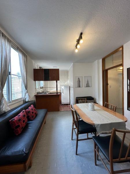3 Ambientes interno, piso alto, muy luminoso y soleado. Cocina integrada, baño completo y toilette en suite, todos reciclados. 3 placares. Amoblado. Ficha 353.