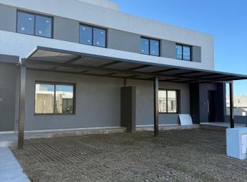 Casa · 95m² · 4 Ambientes · 1 Cochera · Gran Dúplex en Venta de 2 Dorm. a Estrenar con Patio Propio - Rincones de Manantiales