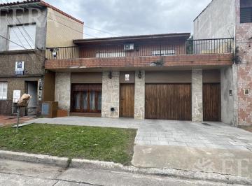 Casa · 163m² · 5 Ambientes · 1 Cochera · Venta Casa 5 Ambientes con Cochera y Quincho en Bernal Oeste