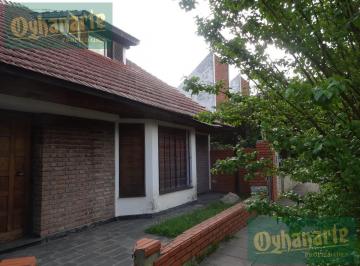 Casa · 130m² · 4 Ambientes · 1 Cochera · Venta de Casa Totalmente a Refaccionar en Castelar Norte
