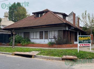 Casa · 130m² · 4 Ambientes · 1 Cochera · Venta de Casa Totalmente a Refaccionar en Castelar Norte