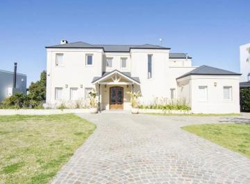 Casa · 221m² · 5 Ambientes · 3 Cocheras · Casa en San Matias a La Laguna