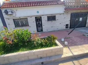 Casa · 106m² · 4 Ambientes · 1 Cochera · Venta Casa con Cochera en Piñeyro, 4 Ambientes