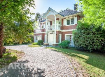 Casa · 200m² · 4 Ambientes · 2 Cocheras · 3 Dorm. con Pileta y Jardin Alquiler Anual.