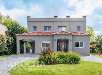 Casa · 223m² · 5 Ambientes · 1 Cochera · Casa Alquiler - Fincas de Iraola