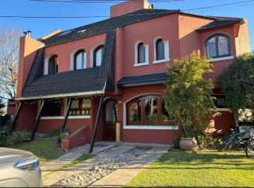 Casa · 182m² · 6 Ambientes · 2 Cocheras · Casa en Venta - 4 Dorm. 4 Baños - 300 m² - San Miguel