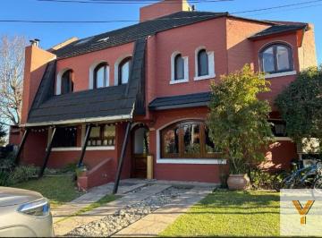 Casa · 182m² · 6 Ambientes · 2 Cocheras · Casa en Venta - 4 Dorm. 4 Baños - 300 m² - San Miguel