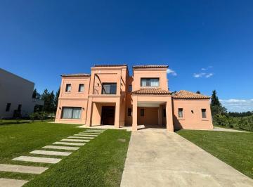 Casa · 320m² · 5 Ambientes · 2 Cocheras · Hermosa Casa en Alquiler y en Venta.