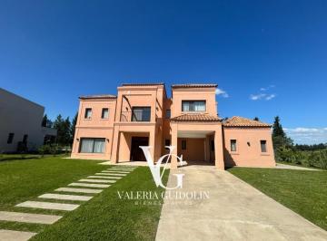 Casa · 320m² · 5 Ambientes · 2 Cocheras · Hermosa Casa en Alquiler y en Venta.