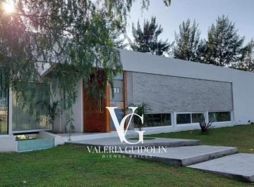 Casa · 200m² · 6 Ambientes · 2 Cocheras · Casa de Hermoso Diseño en Una Planta