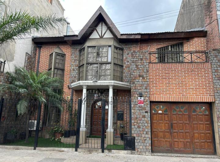 Casa · 324m² · 6 Ambientes · 1 Cochera