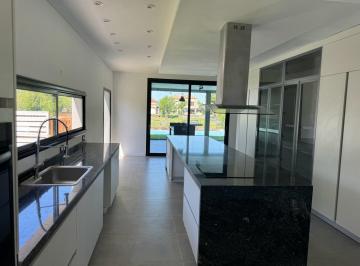 Casa · 441m² · 6 Ambientes · 2 Cocheras · Casa en San Marco Al Rio con Amarra