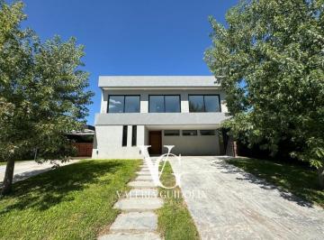 Casa · 441m² · 6 Ambientes · 2 Cocheras · Casa en San Marco Al Rio con Amarra