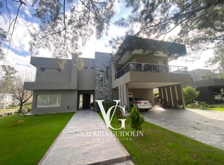 Casa · 374m² · 6 Ambientes · 2 Cocheras