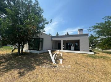 Casa · 157m² · 4 Ambientes · 2 Cocheras · Casa 1 Planta a La Laguna El Naudir