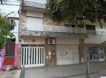 Casa · 146m² · 6 Ambientes · 1 Cochera · Casa de 2 Plantas, con Local y Cochera