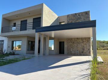 Vista frente y cochera · Casa a Estrenar con Estilo, Comodidas y Vistas en Villa del Dique, Calamuchita
