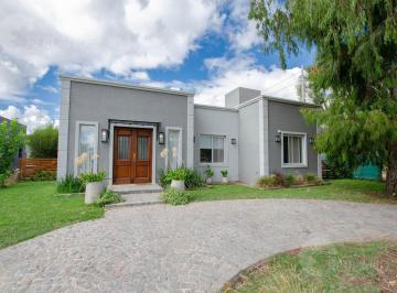 Casa · 151m² · 5 Ambientes · 2 Cocheras · Venta Casa 5 Ambientes Construccion Premium con Jardin y Pileta en San Ramon!