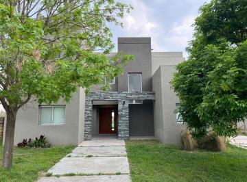 Casa · 981m² · 5 Ambientes · 2 Cocheras · Casa a La Laguna en San Matias