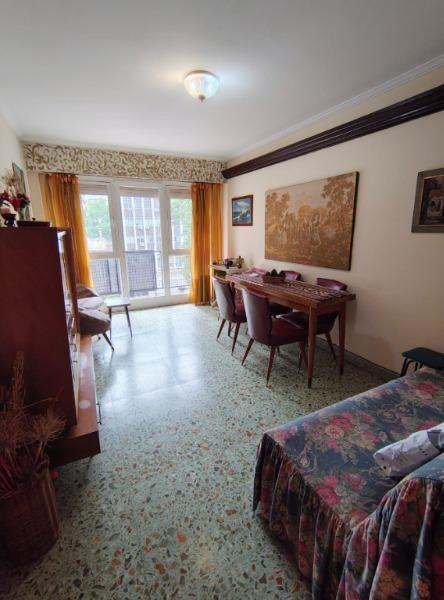 3 Ambientes a la calle, balcón saliente, sobre vereda de sol. Con cocina amplia c/lavadero incorporado, 2 baños completos (1 c/bañadera y 1 c/ducha). Amoblado.