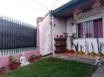 Casa · 137m² · 3 Ambientes · 1 Cochera · Casa con Parque, y Gran Potencial en Burzaco